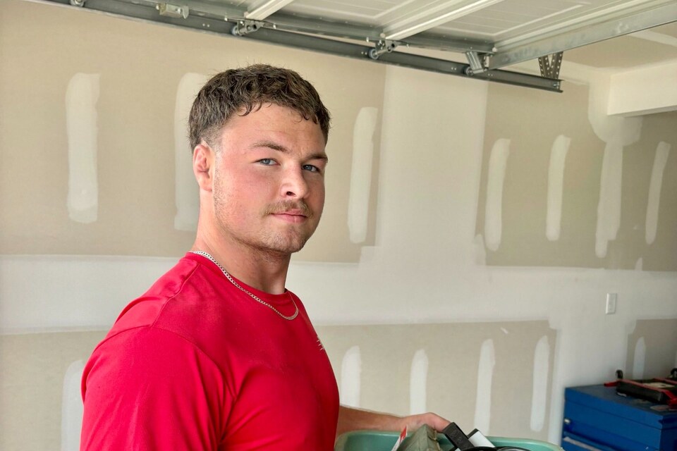 Kaden McCrary carrying a household tote during a B2 Moving residential move